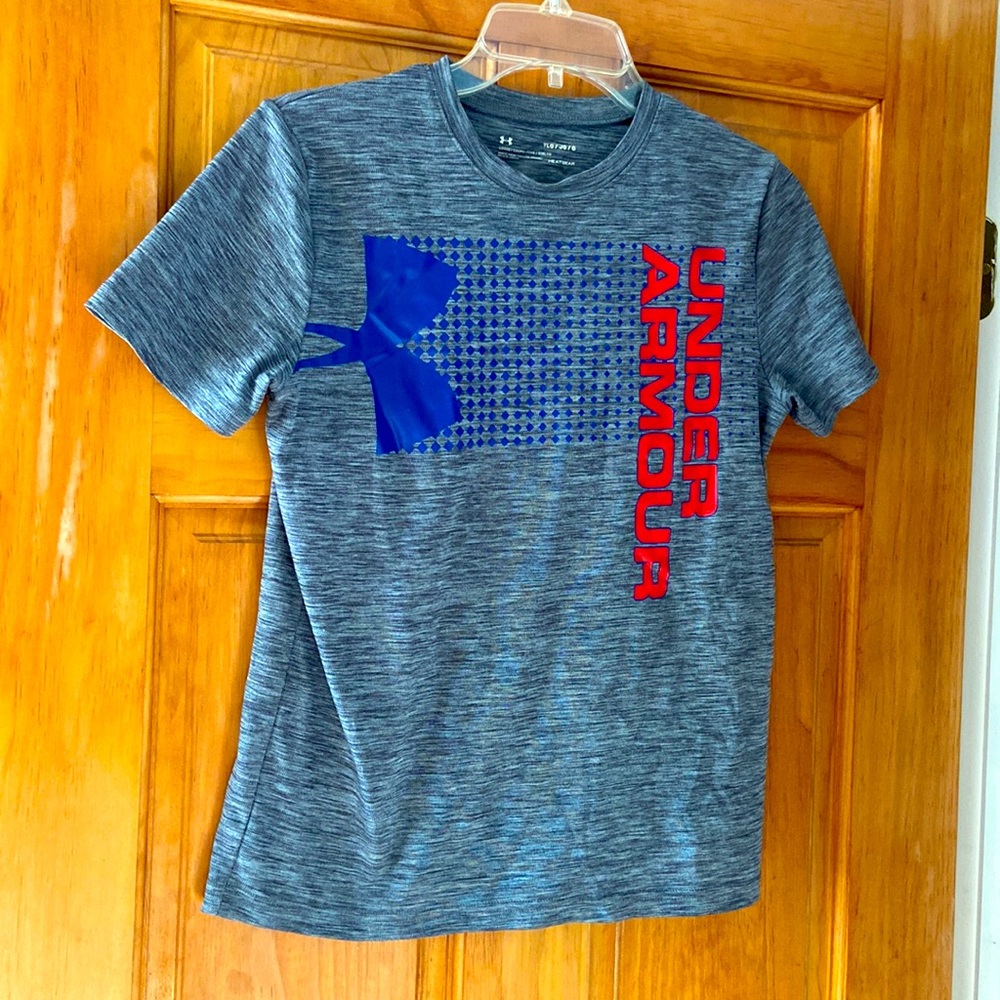 Under Armour HeatGear.  Youth Large short sleeve shirt. Very good condition.